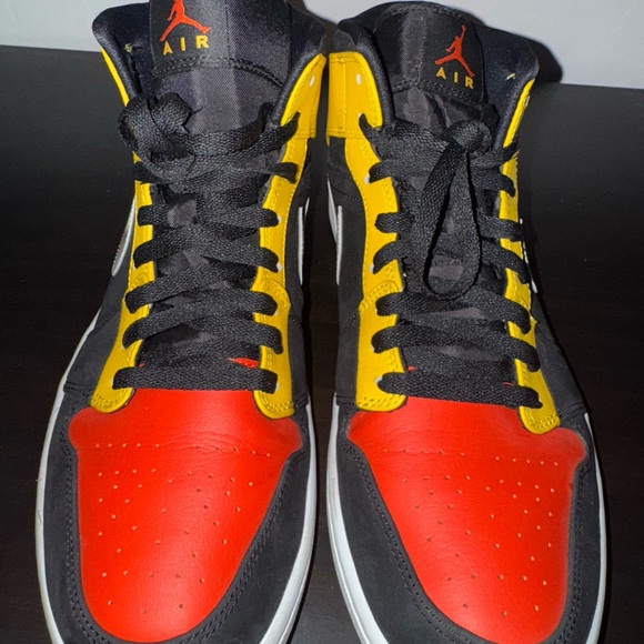 Jordan 1 Mid SE - Picture 6 of 6